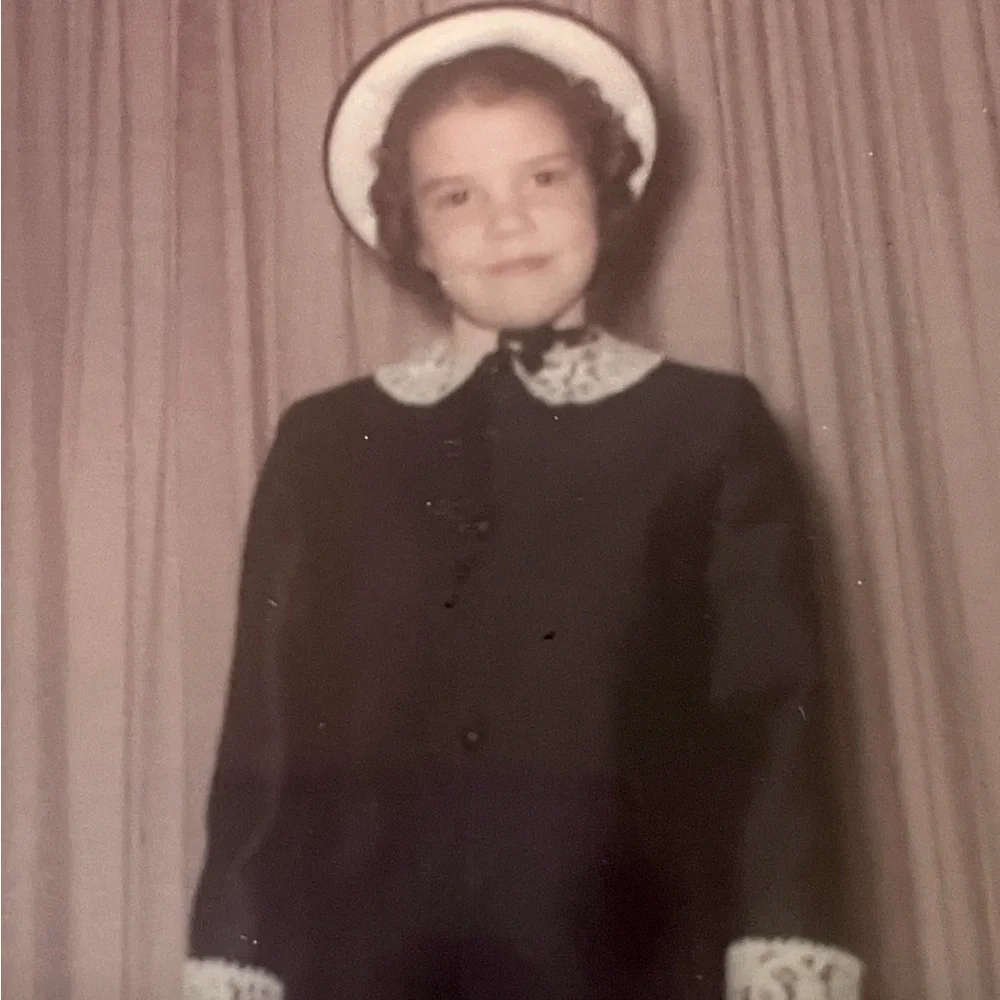 Vintage Child’s White straw Bowler Hat Navy velvet Bow Daisy Easter Hat Size 21